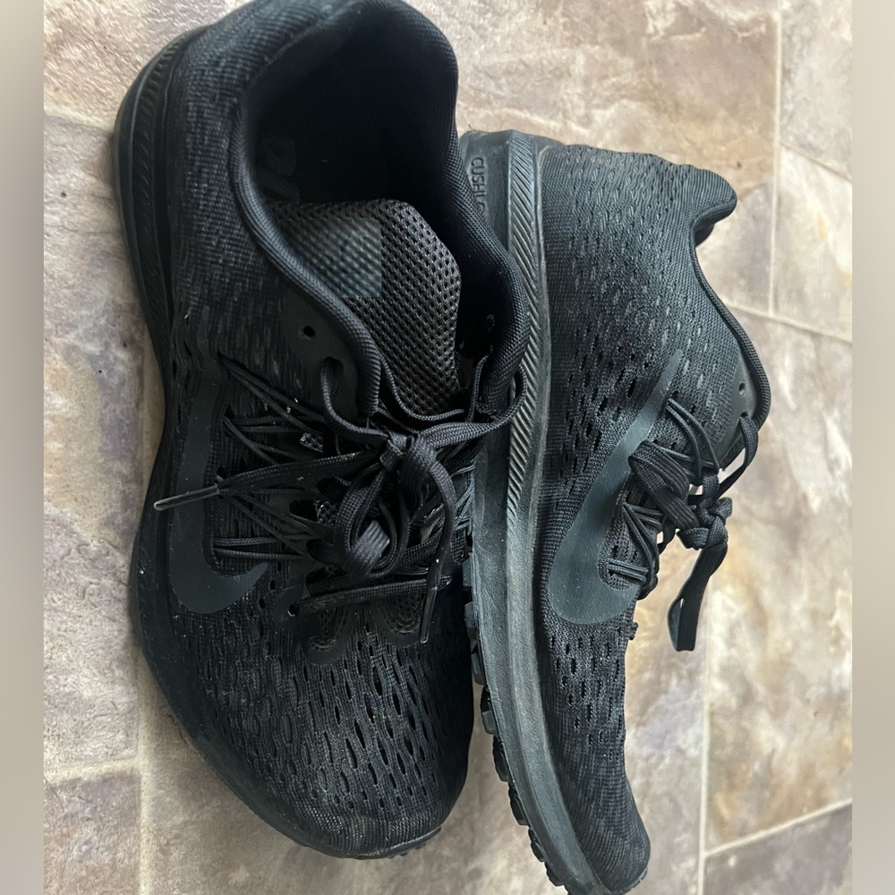 Size 8 black Nikes like new
